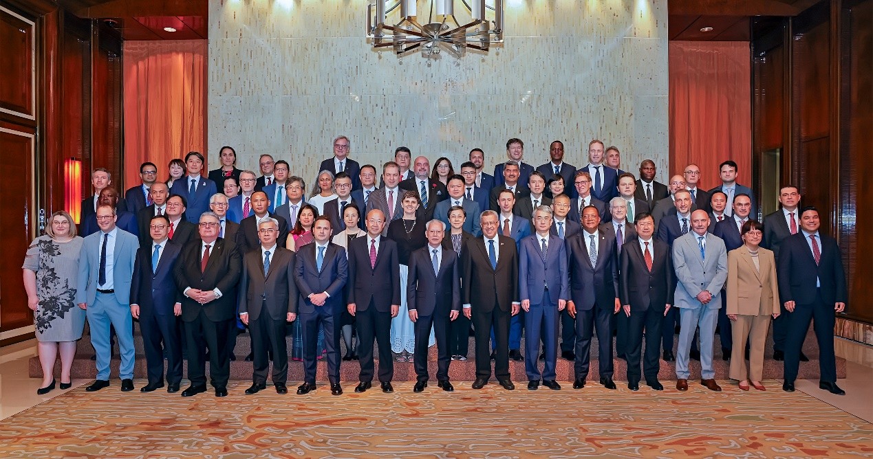 岑浩辉与驻港澳总领事代表团合影。澳门特区政府新闻局供图