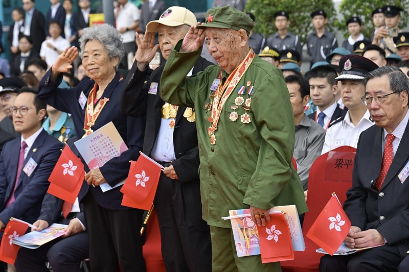 升旗礼首度举行向曾参与抗日战争的香港老兵的致敬仪式。主办方供图