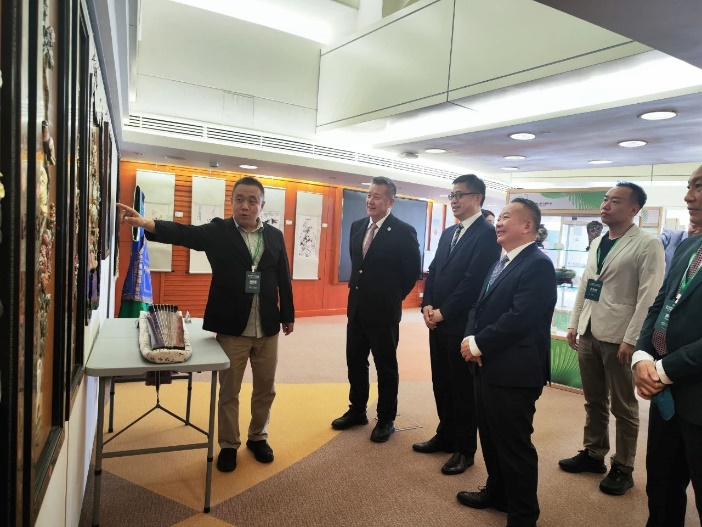 图为工艺美术大师现场为观众介绍展品与工艺特色。（主办方供图）