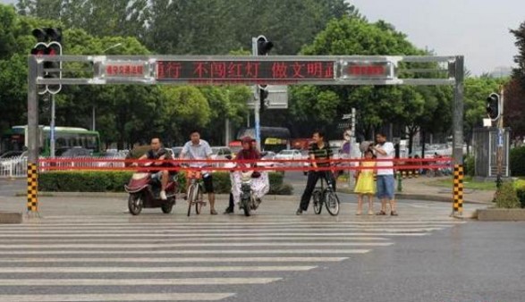 自动拉绳系统，能管住乱穿马路的行人吗？