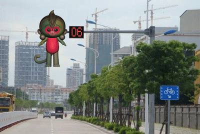 眼看着离一年一度的盛会春晚只剩半月了，昨日，央视猴年春晚的吉祥物“康康”一经发布亮相，朋友圈瞬间被各种神吐槽霸屏了。更有网友开始“力王狂澜”，P图自制吉祥物，健美版、萝莉版、坏小子版、红绿灯版......那画风太美小编都不敢看了。 网友@“我姓木子李”看了猴年春晚3D版吉祥物后吐槽：“恳求佛主再用五指山压他五百年吧”。更有网友说：“立体那个丑的清新脱俗”，“买家秀和买家秀的区别吗？”“去年我喷了那只羊，今年我要向羊道歉！”，“仔细看，丑的还挺清奇的”...... 吉祥物“康康”的个猴资料本来为：“姓名：康康 性别：公 出生日期：猴年猴月猴日 出生地：花果山 职业：陪取经 身高：9头身(猴圈的模特) 体重：看啥材质 梦想：大家看见我就想乐 爱好：吃 喜爱的食物：桃子 猴生格言：猴哥猴哥，你真了不得！”也被网友改编成：“姓名：红绿灯精；性别：公；出生地：花果山；梦想：大家看见我就想乐；猴生格言：红灯停，绿灯行，黄灯亮了等一等！”看到这些，小编不得不好奇这吉祥物究竟是有多丑？ 据悉，“康康”是国家一级美术师、北京奥运会吉祥物“福娃”的创作者韩美林设计的，以中国传统水墨画的艺术形式表现出“猴”的灵动活泼。原稿是一只红绿黄搭配的水墨画呆萌花猴子，经过3D建模处理后，立体版本的“康康”全身包括脸都是红绿黄搭配，耳边还挂着俩类似肿瘤的“圆球”（作者称这是猴子吃很多东西时，鼓起来的腮帮子）。一想到春晚上，将会出现这样一只3D全息的大花猴子，小编我好想静静。