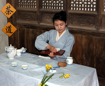 <span>浙江天台的陈玲玲茶师展示的——“天台山云雾茶”茶艺表演场景一瞥</span>