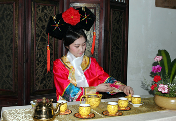 <span>来自沈阳的爱新觉罗毓叶茶师展示的——“清宫格格茶”茶艺表演场景一瞥</span>