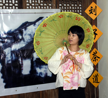<span>苏州经贸职业技术学院程善兰教师展示的——“烟雨江南”茶艺表演场景一瞥</span>