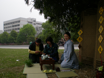 <span>青青秀草竹叶香，踏青品茗笑嫣然。</span>