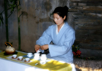 <span>独坐幽篁里，弹琴复长啸。深林人不知，明月来相照。</span>