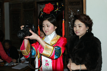 <span>研修者们观摩茶艺表演</span>