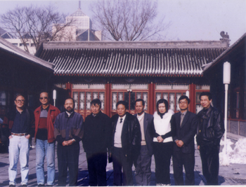 <span>2001年元月由国家社会劳动保障部组织，参加国家茶艺师职业标准审定会的与会茶文化专家在北京合影（右二为周文棠教授）</span>