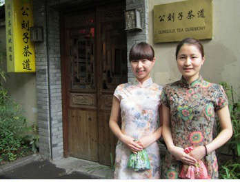 <span>两姐妹花合影留念</span>