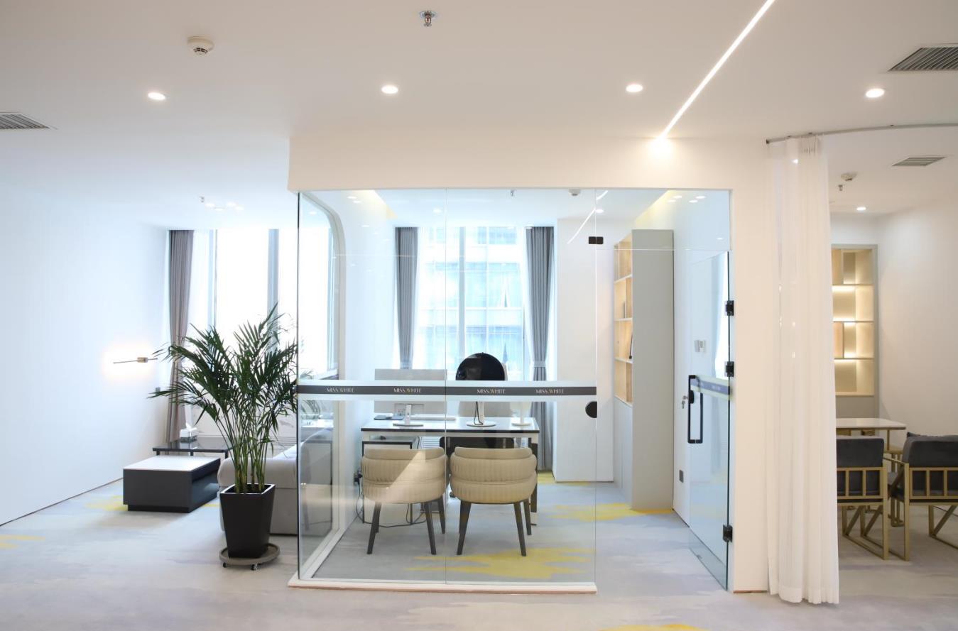 白小白万象城店内部环境