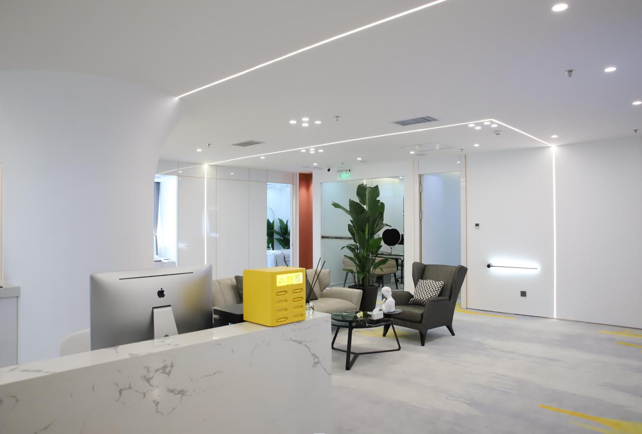 白小白万象城店内部环境