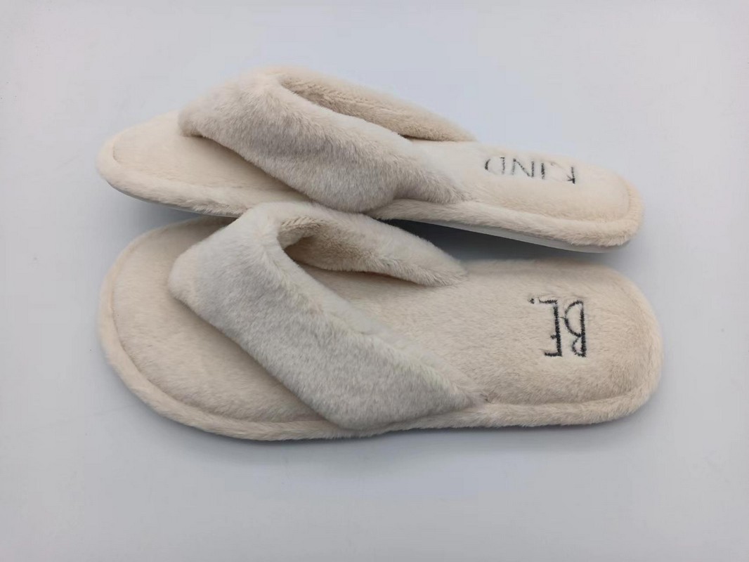 INDOOR SLIPPERS