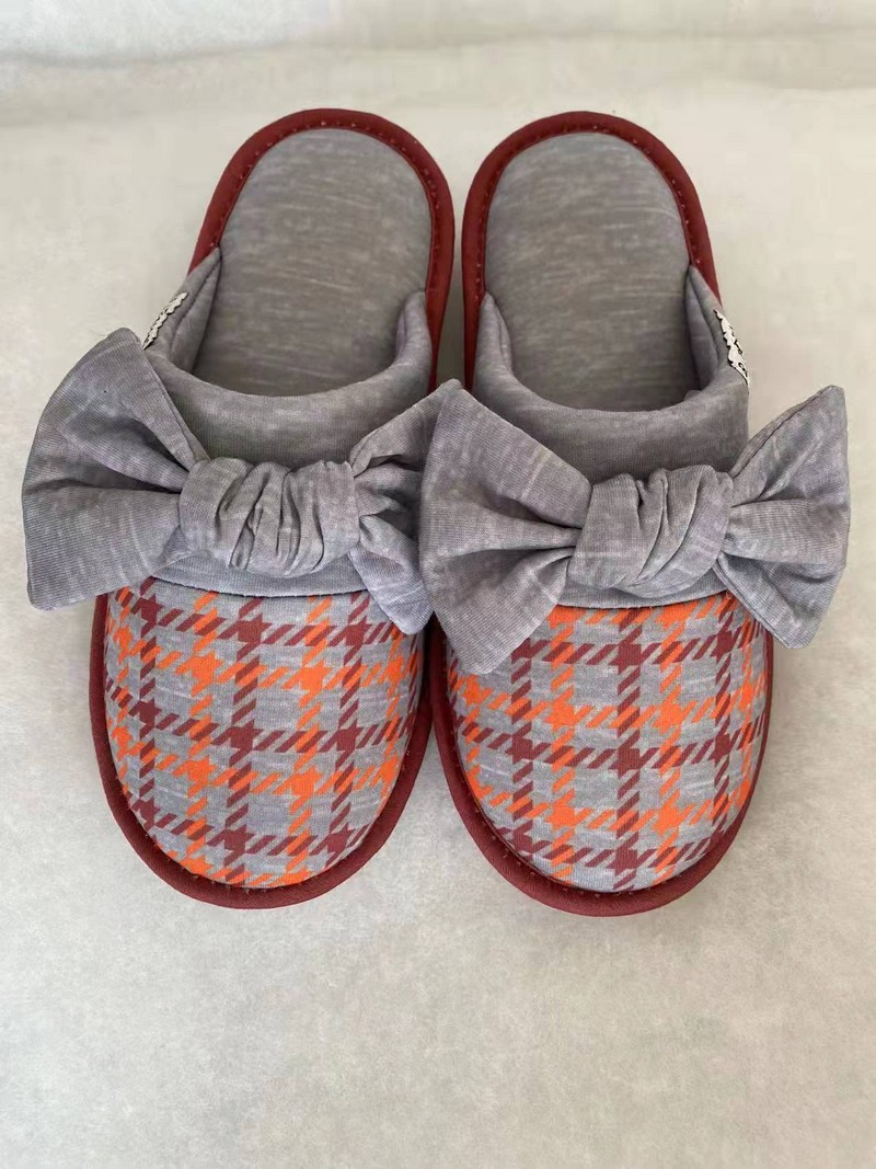 INDOOR SLIPPERS
