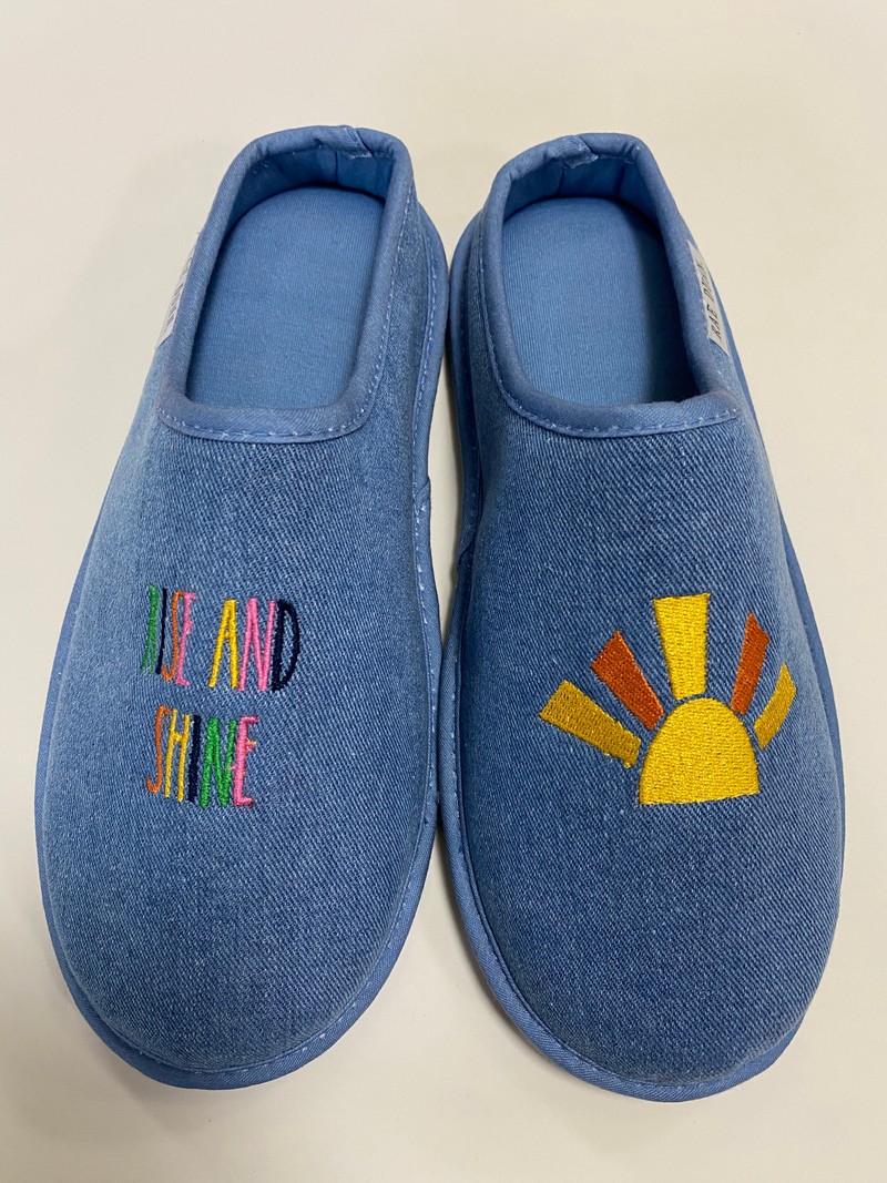 INDOOR SLIPPERS