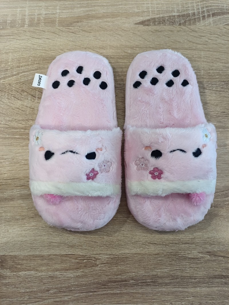INDOOR SLIPPERS