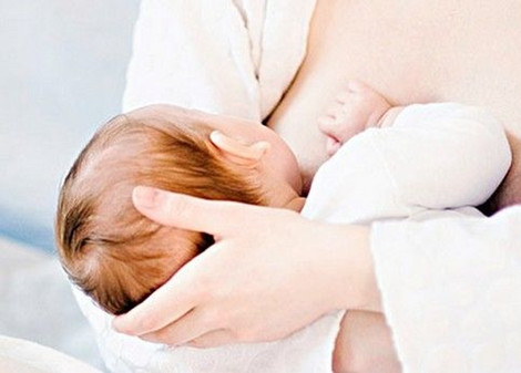 母乳喂养是最佳选择 哺乳越早越好