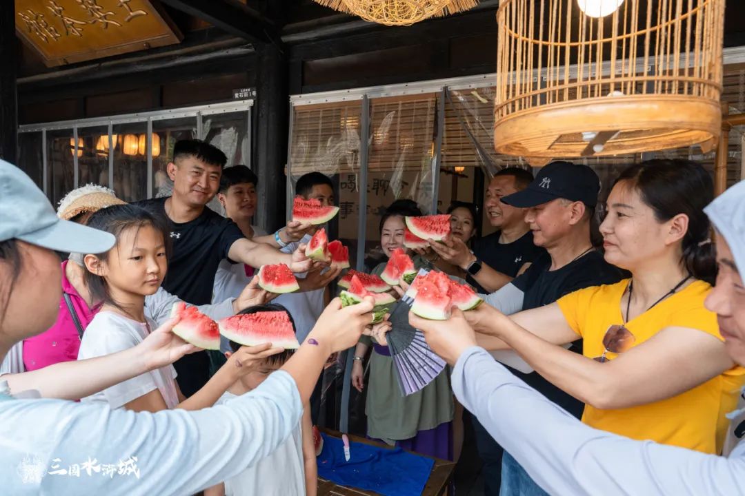 “清凉一夏，瓜分快乐”，三国水浒城吃瓜大赛来啦
