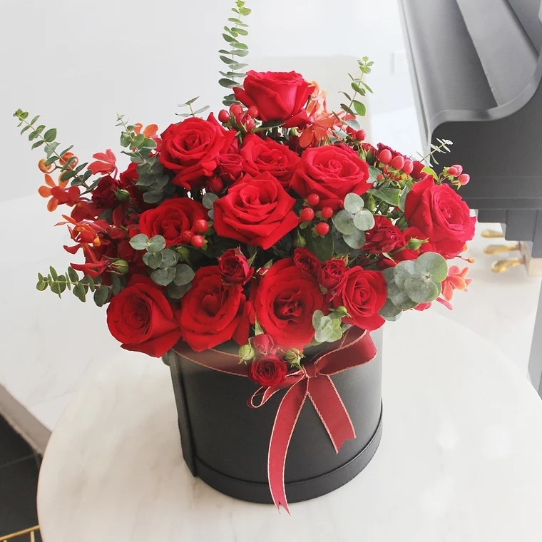陌上花开——33朵红玫瑰花搭配尤加利，圆形礼盒装