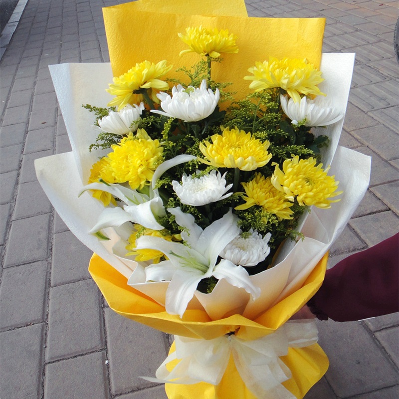 缅怀/13朵黄白菊花+2朵百合花 精美花束包装