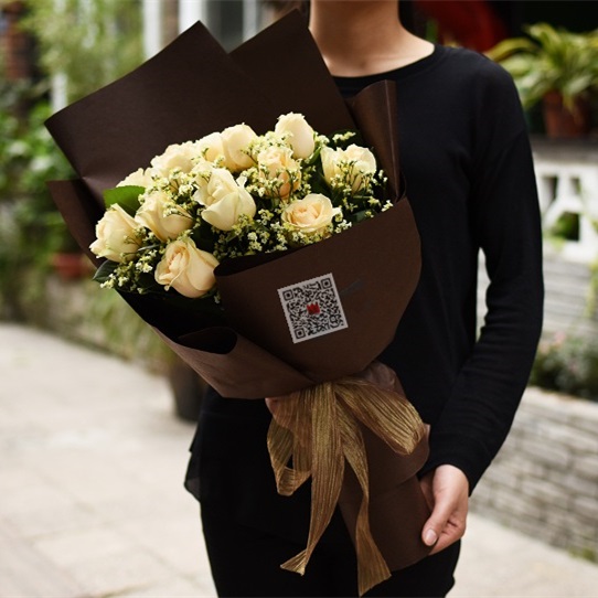 拥抱幸福/18朵香槟玫瑰花配水