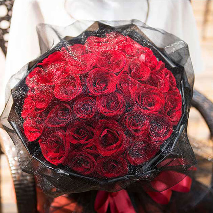 真心真意/33朵红玫瑰花配黑纱