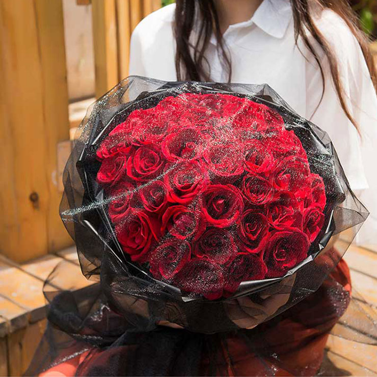 真心真意/33朵红玫瑰花配黑纱