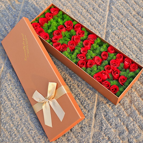 为爱而生——36朵卡罗拉玫瑰花配蓬莱松制作LOVE