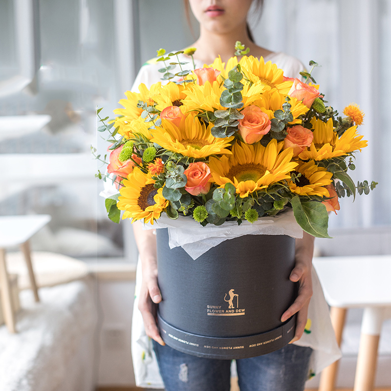 为爱而生-12朵向日葵配玫瑰花