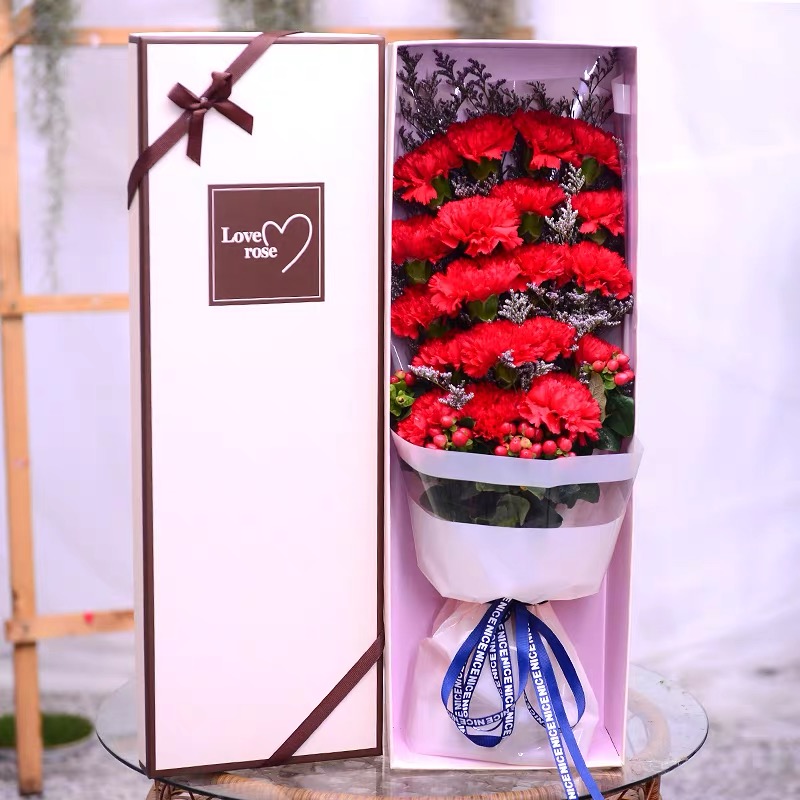 感恩密码-18朵红色康乃馨配精美礼盒
