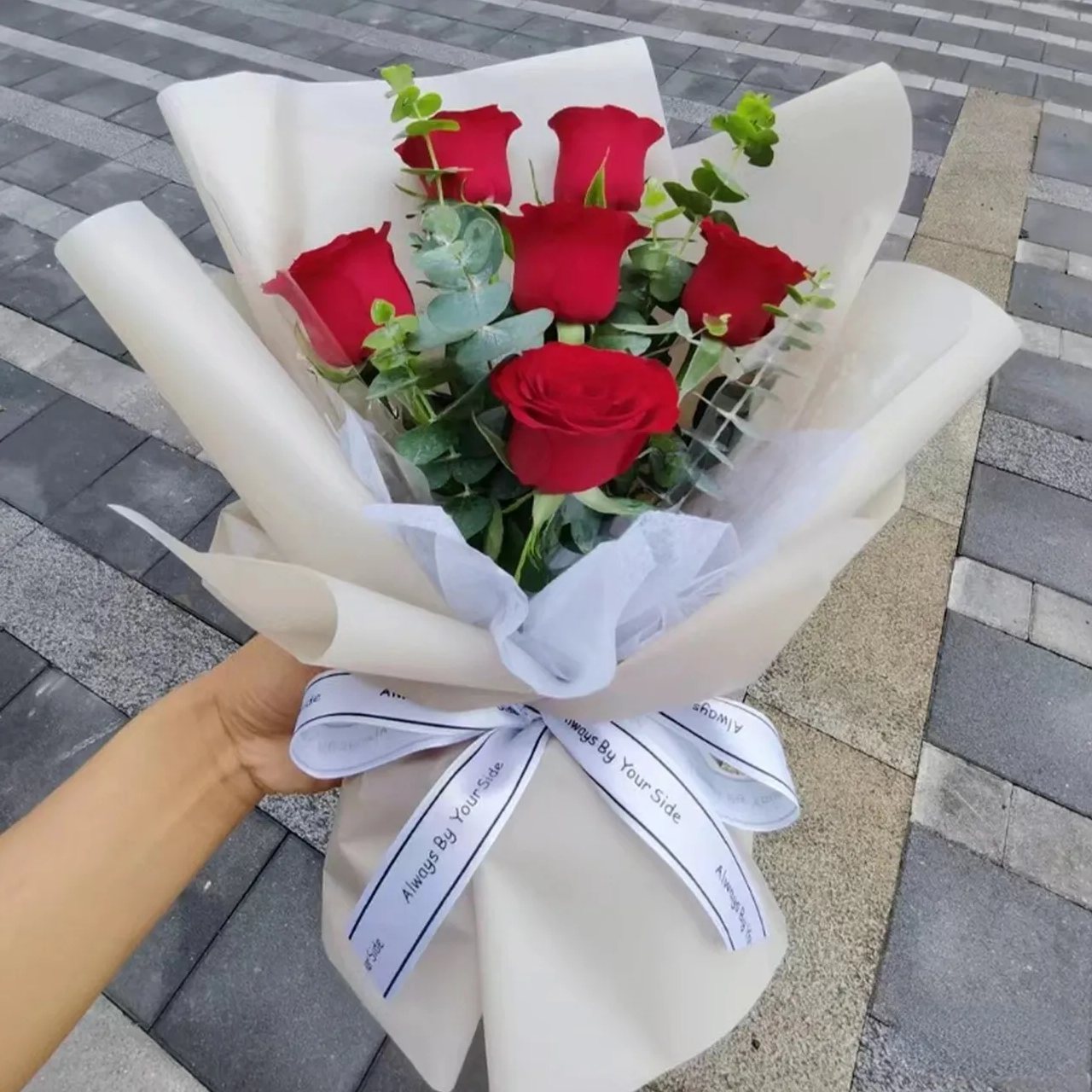 爱你不变/6朵红玫瑰花搭配尤加