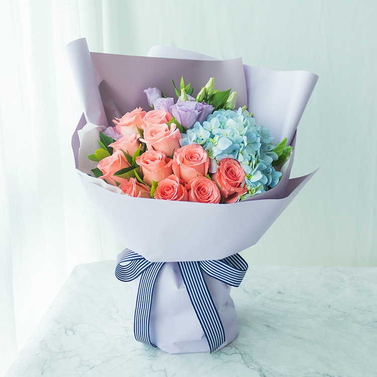 爱情故事/11朵粉玫瑰花配绣球