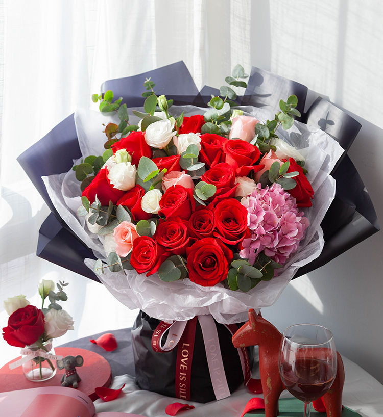 加倍爱你/15朵红玫瑰花、5朵粉玫瑰花(戴安娜)、粉色绣球、5朵白色洋桔梗搭配尤加利叶精美花束包装