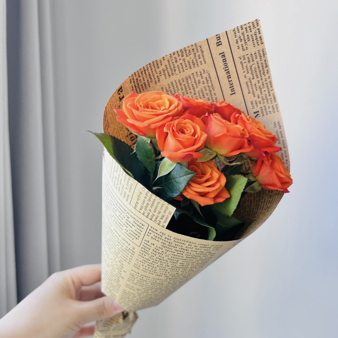 橙色芭比迷你小花束配英文报简约