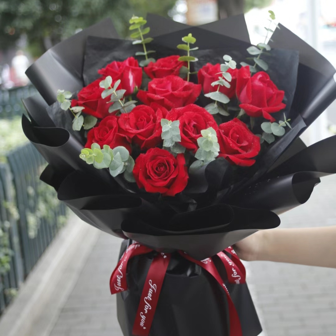 唯你耀眼/11朵红玫瑰花配尤加