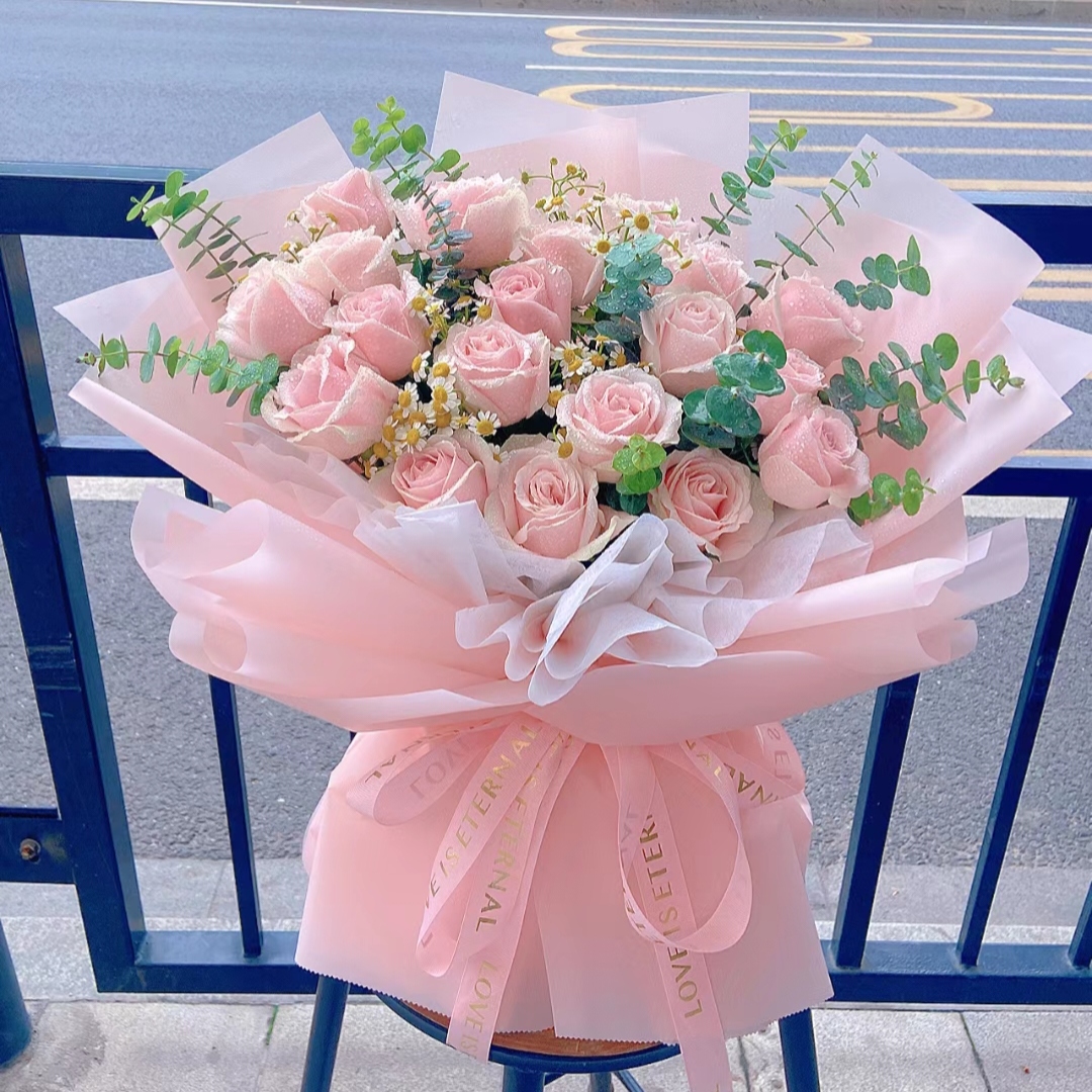 清新物语/19朵粉玫瑰花(粉佳人)搭配洋甘菊尤加利精美花束包装