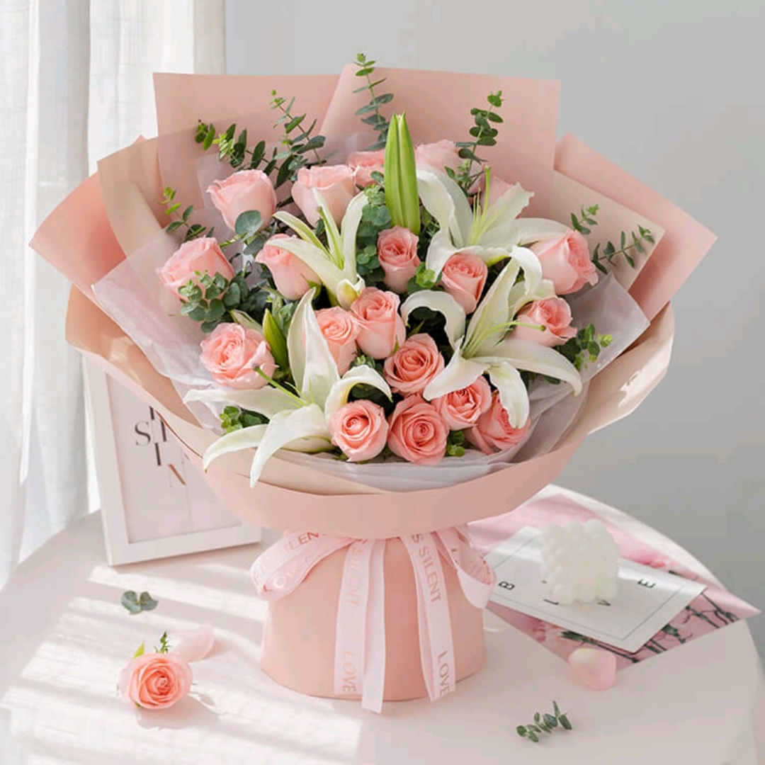 百事合意/粉玫瑰香水百合戴安娜玫瑰19枝白色香水百合2枝精美花束包装
