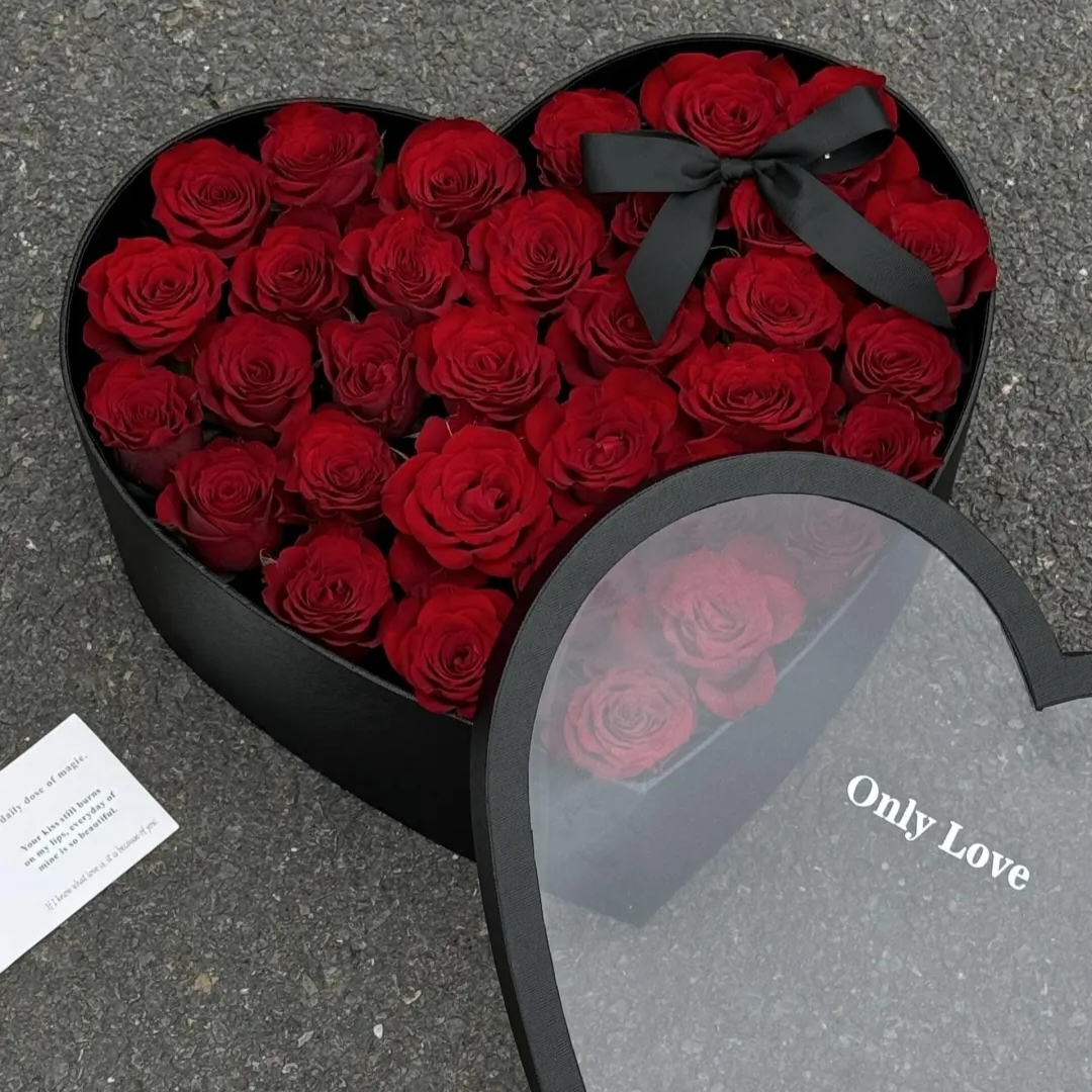 小惊喜/33朵红玫瑰配爱心礼盒