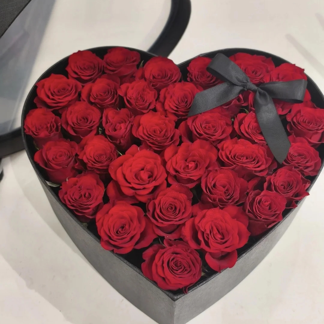 小惊喜/33朵红玫瑰配爱心礼盒