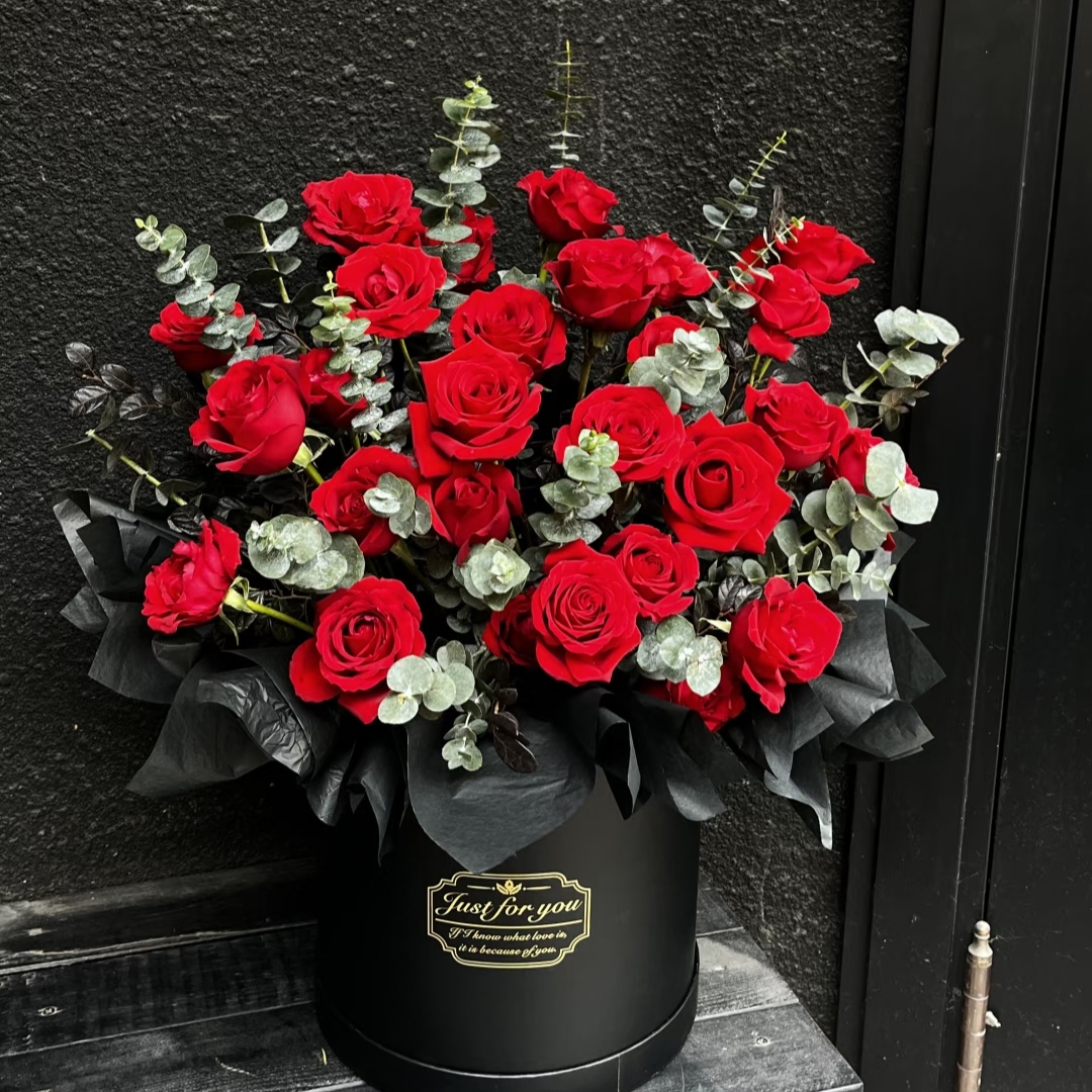 爱如潮水/19朵红玫瑰搭配尤加