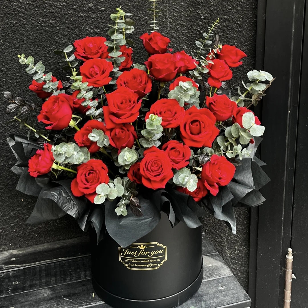 爱如潮水/19朵红玫瑰搭配尤加