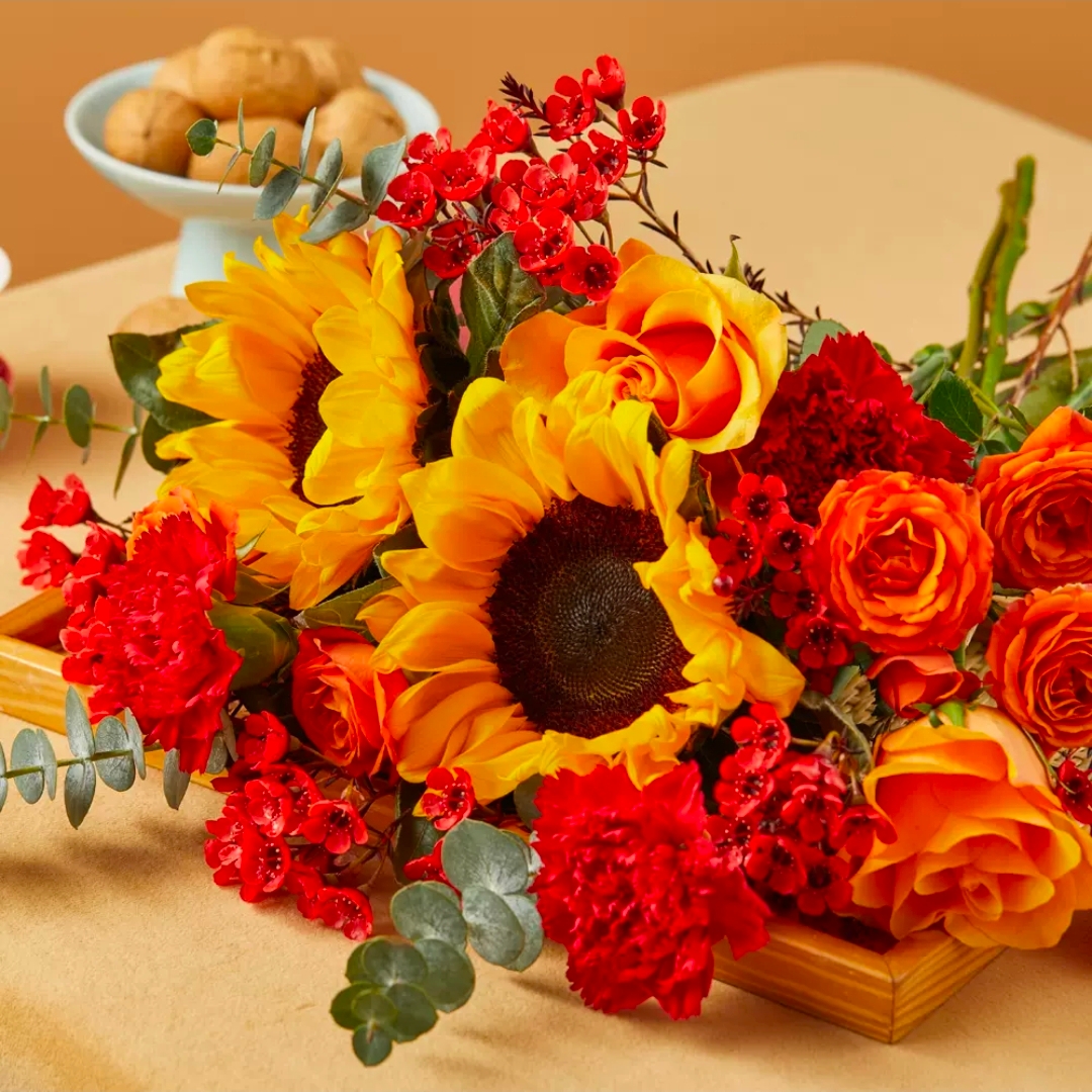 辉煌长虹/向日葵2枝+红色康乃馨3枝+橙色多头玫瑰2枝+红色澳梅2枝+搭配尤加利