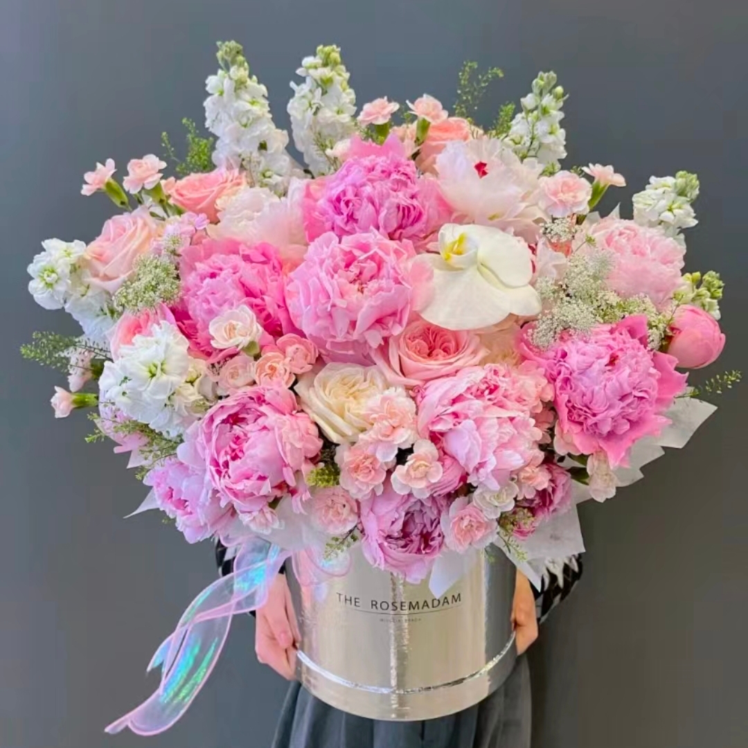 相信我/18朵芍药+18朵玫瑰花+蝴蝶兰+多头康乃馨+紫罗兰配精美抱抱桶网红大气花礼送老婆