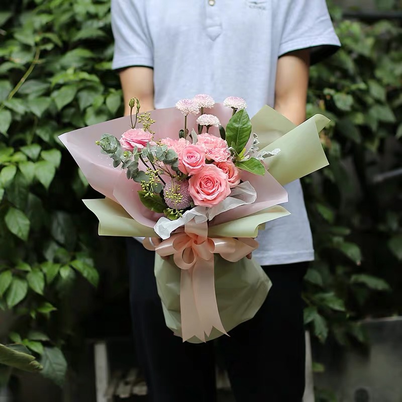 容颜不老-3朵玫瑰花+3朵康乃馨+1支乒乓菊+配花(配花随机)「迷你花束」