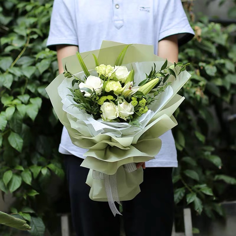 永远爱您-1支百合花+3朵玫瑰花+3朵康乃馨+配花(配花随机)「迷你花束」