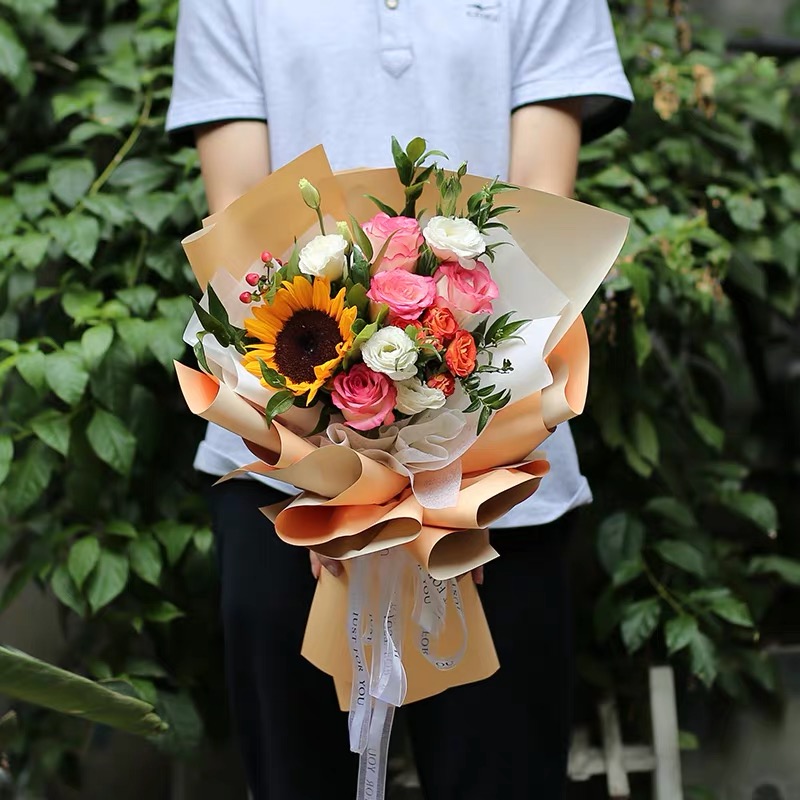 愿您快乐-1朵向日葵+4朵玫瑰花+桔梗+配花(配花随机)「迷你花束」