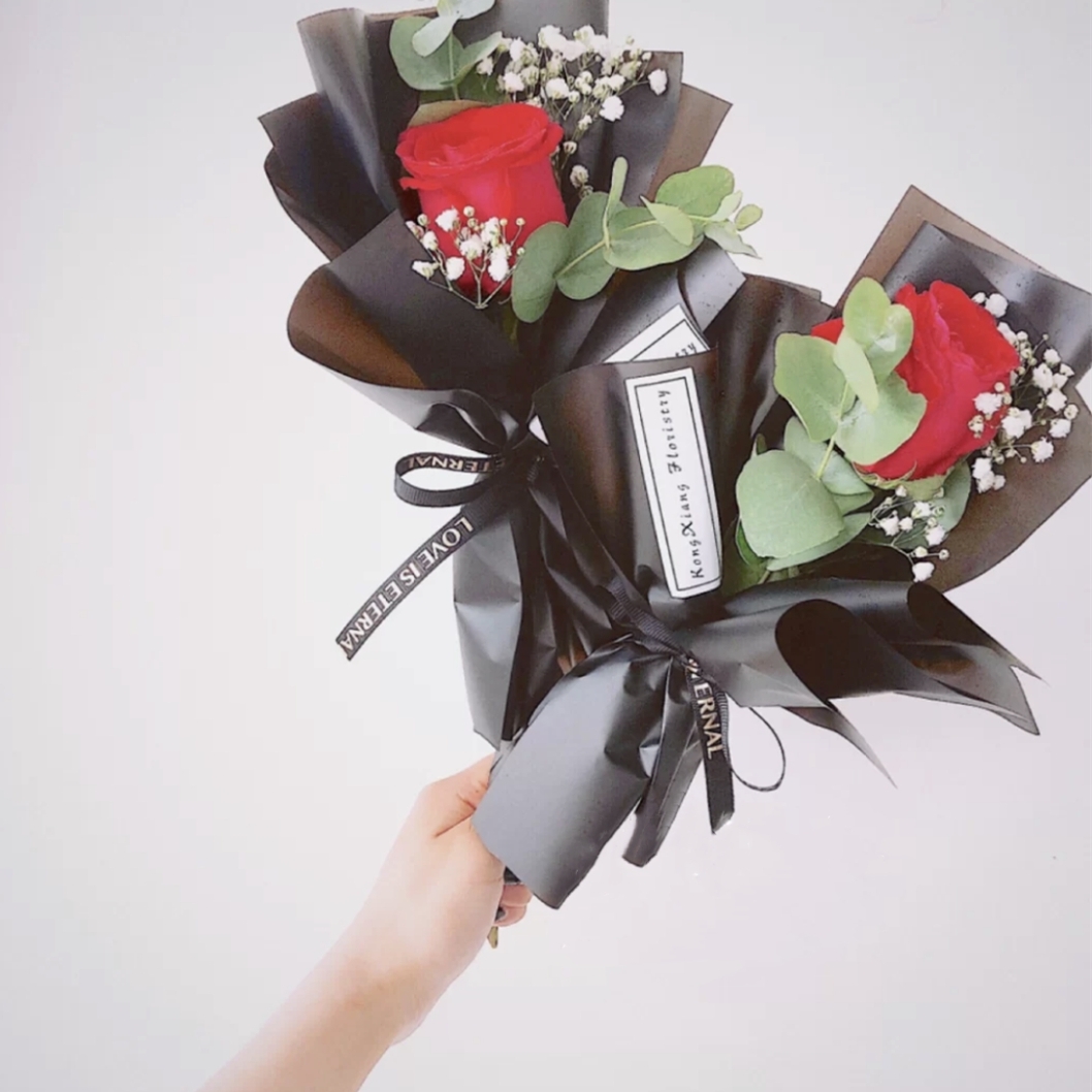 浪漫满屋-1朵红玫瑰花配满天星尤加利精美花束包装