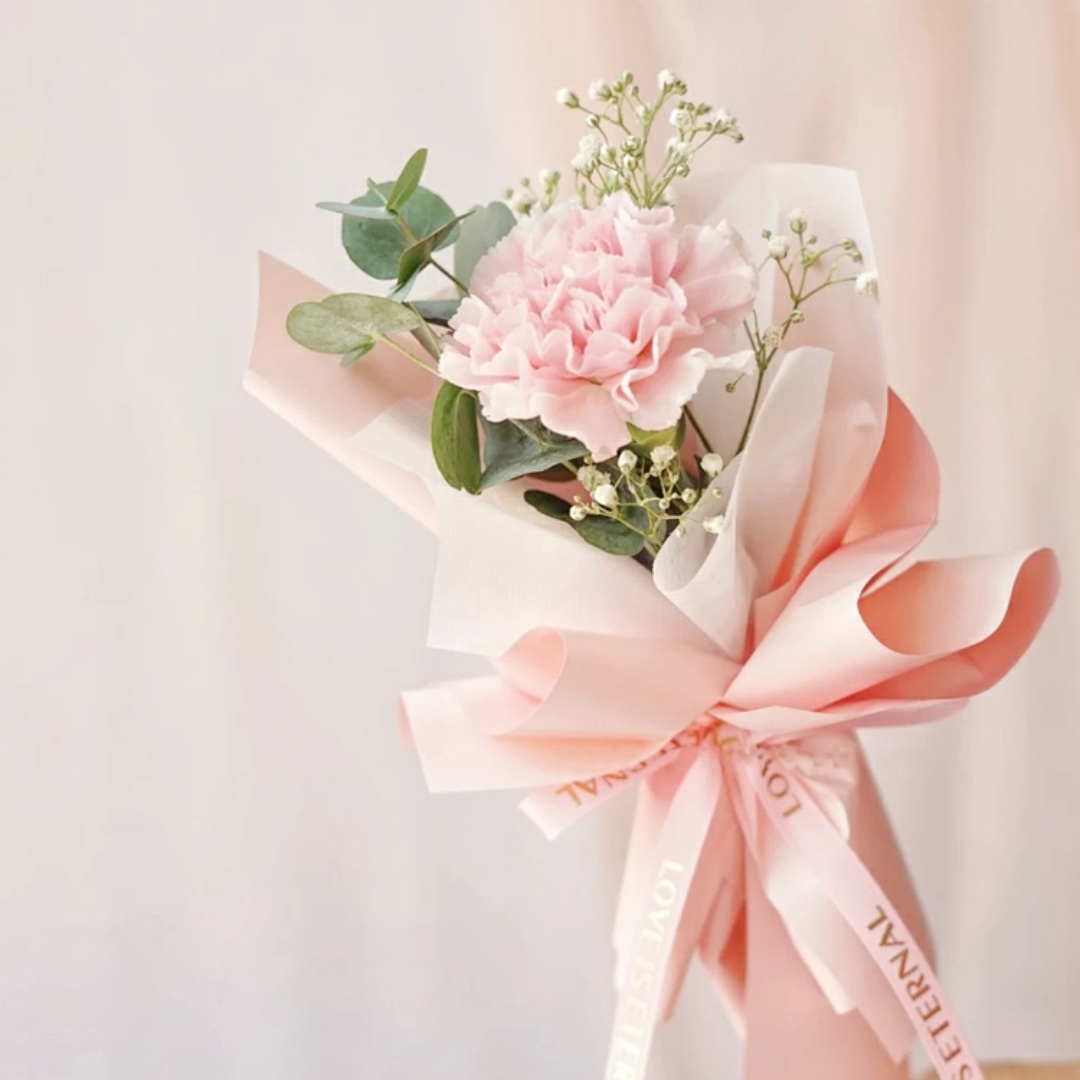 窈窕淑女-1朵粉色康乃馨配满天星尤加利精美花束包装