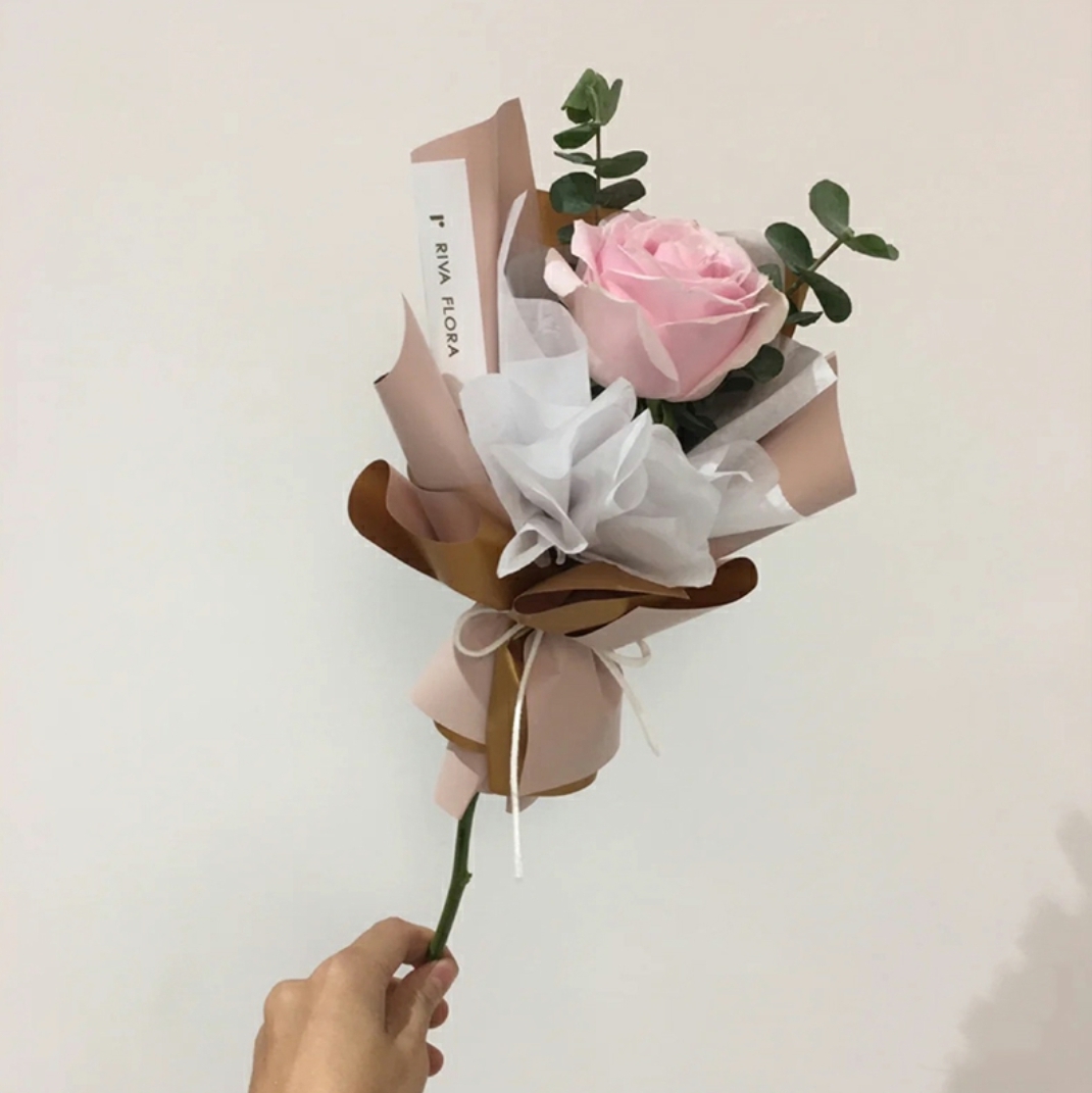 聆听你-1朵粉色玫瑰花搭配尤加