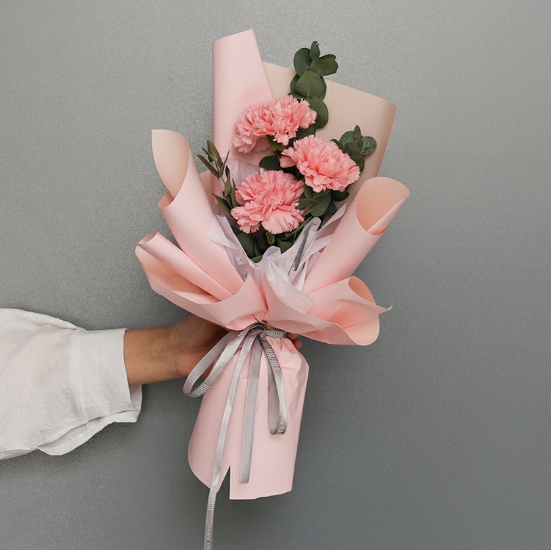 3朵粉色康乃馨精美花束包装