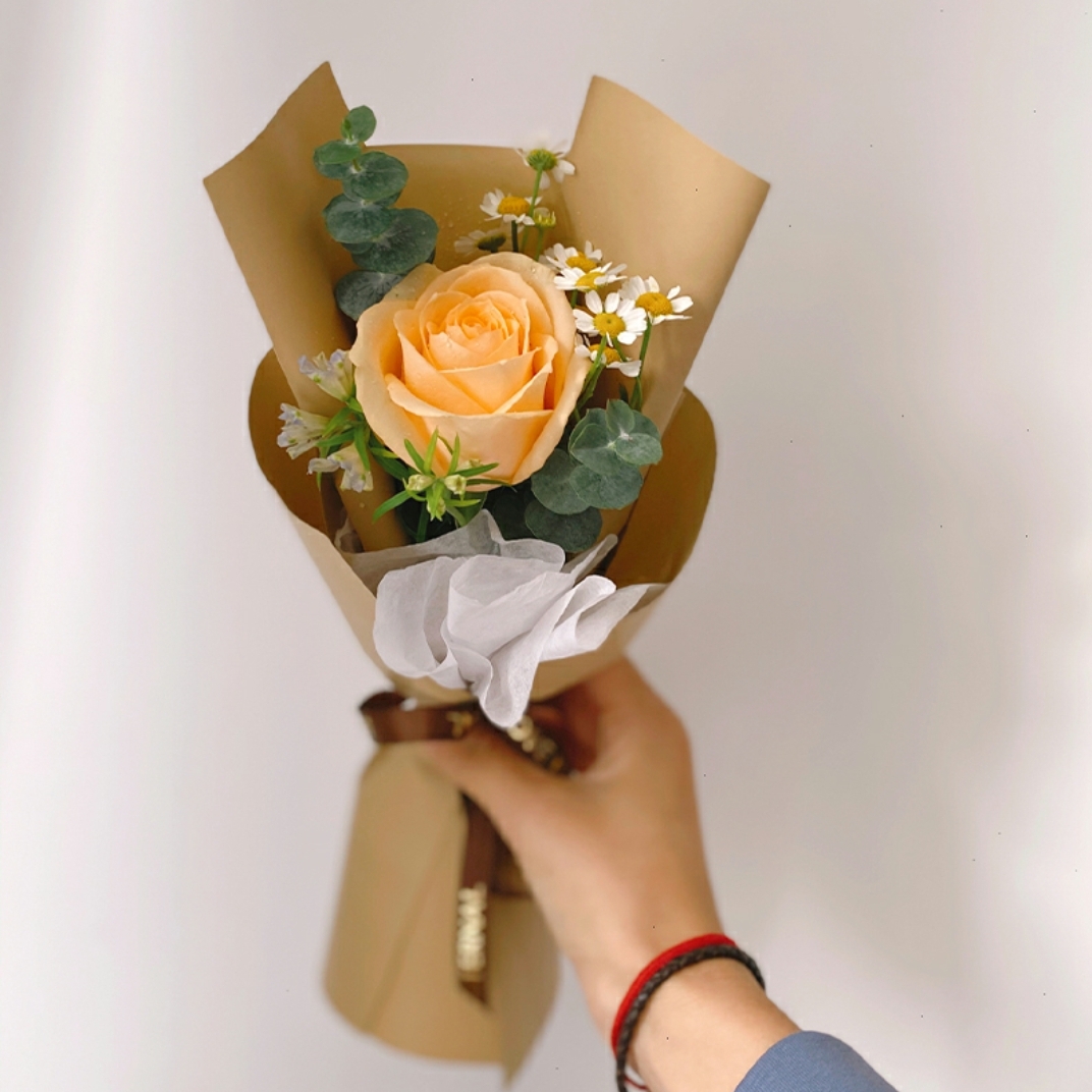 想见你-1朵香槟玫瑰花搭配尤加利洋甘菊精美包装
